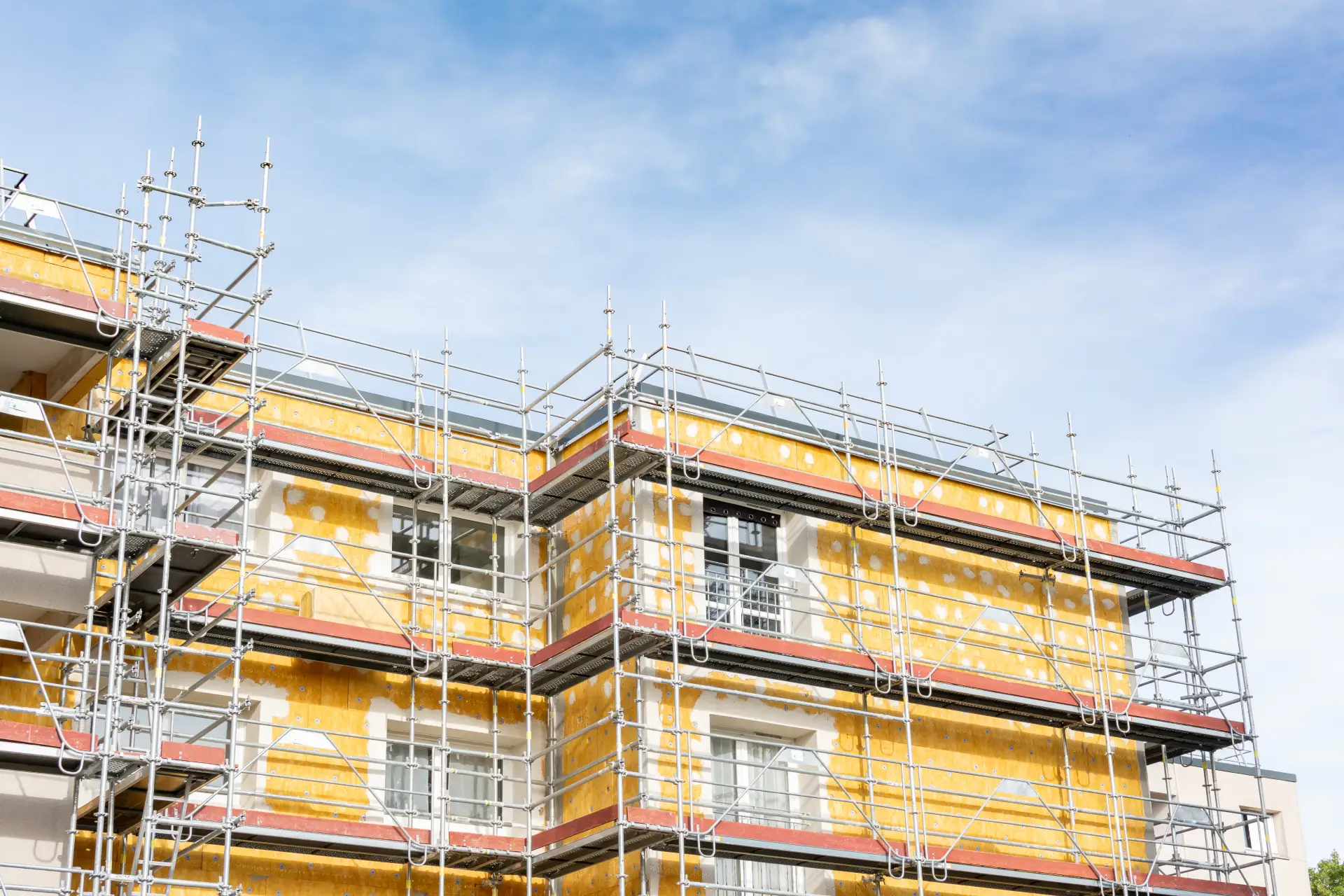 Bâtiment en construction avec échafaudage